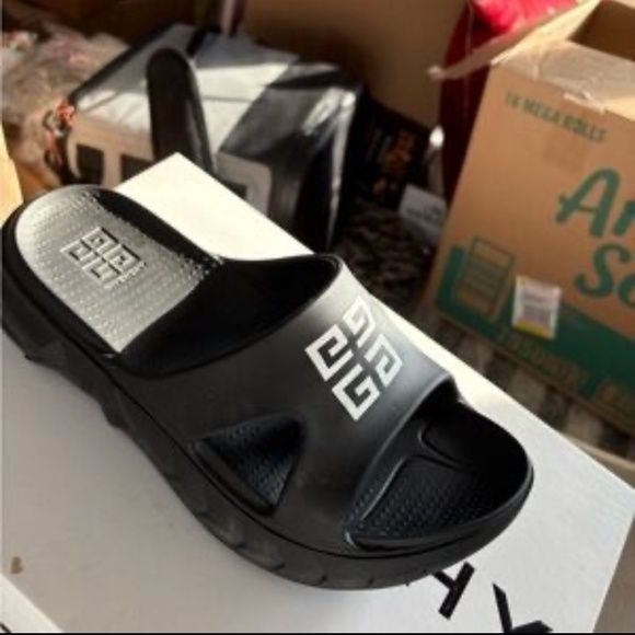 GIVENCHY MARSHMALLOW SLIDES - Picture 1 of 4